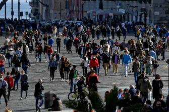 Folla in via Toledo a Napoli dove, complice la bella giornata di sole,  in migliaia si sono riversati per le vie del centro cittadino, 6 febbraio  2021
 ANSA/CIRO FUSCO