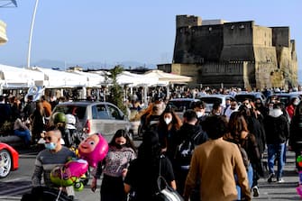 Folla sul lungomare Caracciolo  Napoli dove, complice la bella giornata di sole,  in migliaia si sono riversati per le vie del centro cittadino, 6 febbraio  2021
 ANSA/CIRO FUSCO