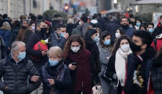 People wearing protective face masks stroll in downtown Turin, Italy, 07 February 2021. Effective from 01 February, the Italian authorities eased coronavirus restrictions in most of its regions, allowing travel possibilities and daytime reopening of bars, restaurants and museums. ANSA/ALESSANDRO DI MARCO