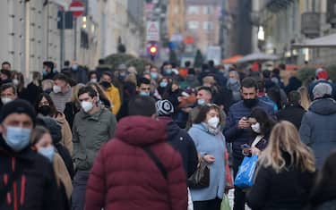 People wearing protective face masks stroll in downtown Turin, Italy, 07 February 2021. Effective from 01 February, the Italian authorities eased coronavirus restrictions in most of its regions, allowing travel possibilities and daytime reopening of bars, restaurants and museums. ANSA/ALESSANDRO DI MARCO