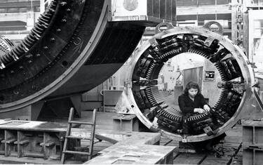1 - Compagnia Generale Elettricità di Milano -  lavorazione di una carcassa per alternatore da 75000KW, 1957