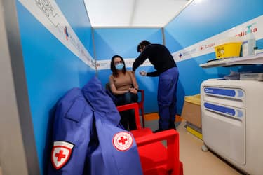 Health workers and italian Red Cross medical staff administer the vaccine of the AstraZeneca against the COVID-19 at the Anti-covid Vaccination Center at the Adr Long car park at Rome Leonardo Da Vinci airport, in Fiumicino, Italy, 11 February 2021.
ANSA/ GIUSEPPE LAMI