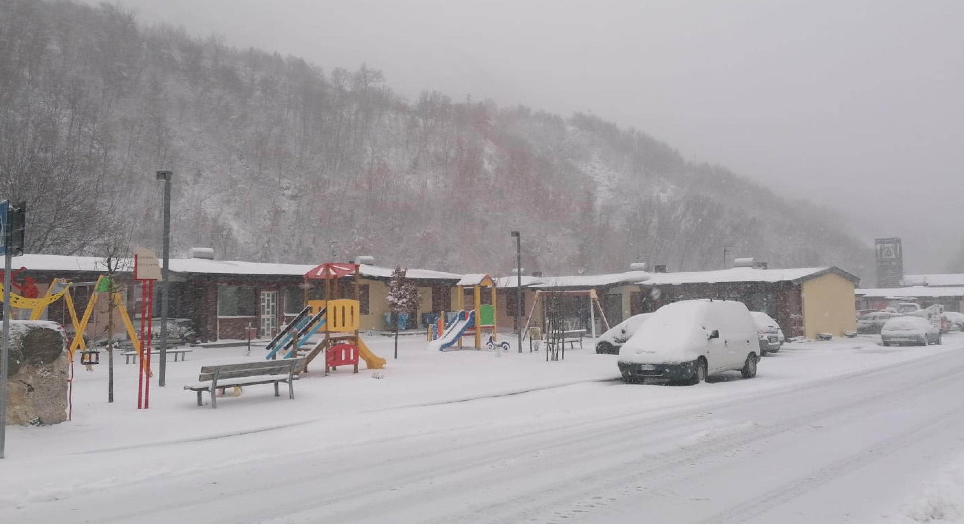 Maltempo: neve nelle zone del terremoto Marche Marche oggi sotto la neve, come era nelle previsioni secondo un allerta meteo diramato dalla protezione civile. Nevica a tratti lungo la costa: ad Ancona, dove è attivo il piano antineve e le scuole sono chiuse per
precauzione, c'è stato solo un po' di nevischio, ma i mezzi antineve sono in azione nelle zone collinari. Nevica in maniera più decisa nell'entroterra fino ai Sibillini. ANSA/ERCOLI