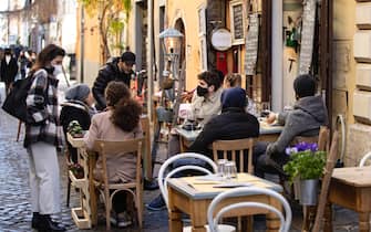 Alcune persone sedute in un ristorante nel quartiere di Trastevere. Roma, 14 febbraio 2021
ANSA/MASSIMO PERCOSSI
