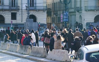 Molta gente con la mascherina passeggia per il centro. Torino 14 febbraio 2021 ANSA/TINO ROMANO 





