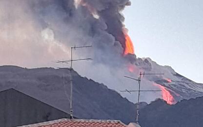 Etna: in corso nuovo parossismo con fontana di lava e cenere