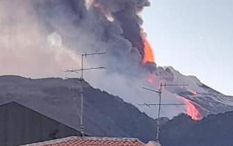 Una spettacolare eruzione è in corso sull'Etna con una forte attività esplosiva dal cratere di Sud-est e l'emissione di una alta nube di cenere lavica che si disperde verso sud, 16 febbraio 2021. Dalla stessa 'bocca' emerge un trabocco lavico che ha prodotto un modesto collasso del fianco del cono generando un flusso piroclastico che si è sviluppato lungo la parete occidentale della valle del Bove.
FACEBOOK LAURA LA FORNARA
+++ ATTENZIONE LA FOTO NON PUO' ESSERE PUBBLICATA O RIPRODOTTA SENZA L'AUTORIZZAZIONE DELLA FONTE DI ORIGINE CUI SI RINVIA +++ ++ HO - NO SALES, EDITORIAL USE ONLY ++