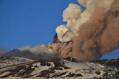 Etna di nuovo in eruzione: tremore vulcanico e nube di cenere