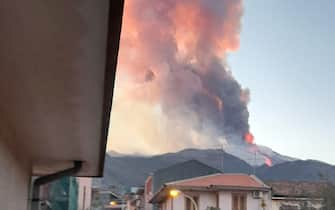 Una spettacolare eruzione è in corso sull'Etna con una forte attività esplosiva dal cratere di Sud-est e l'emissione di una alta nube di cenere lavica che si disperde verso sud, 16 febbraio 2021. Dalla stessa 'bocca' emerge un trabocco lavico che ha prodotto un modesto collasso del fianco del cono generando un flusso piroclastico che si è sviluppato lungo la parete occidentale della valle del Bove.
FACEBOOK LAURA LA FORNARA
+++ ATTENZIONE LA FOTO NON PUO' ESSERE PUBBLICATA O RIPRODOTTA SENZA L'AUTORIZZAZIONE DELLA FONTE DI ORIGINE CUI SI RINVIA +++ ++ HO - NO SALES, EDITORIAL USE ONLY ++