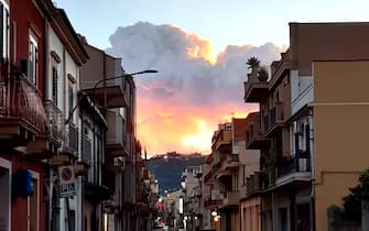 Una spettacolare eruzione è in corso sull'Etna con una forte attività esplosiva dal cratere di Sud-est e l'emissione di una alta nube di cenere lavica che si disperde verso sud, 16 febbraio 2021. Dalla stessa 'bocca' emerge un trabocco lavico che ha prodotto un modesto collasso del fianco del cono generando un flusso piroclastico che si è sviluppato lungo la parete occidentale della valle del Bove.
FACEBOOK SALVO RICCI
+++ ATTENZIONE LA FOTO NON PUO' ESSERE PUBBLICATA O RIPRODOTTA SENZA L'AUTORIZZAZIONE DELLA FONTE DI ORIGINE CUI SI RINVIA +++ ++ HO - NO SALES, EDITORIAL USE ONLY ++