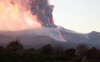 Catania, 16 febbraio 2021 - Spettacolare eruzione oggi dell'Etna , evento parossistico in corso (Catania - 2021-02-16, Angela Platania) p.s. la foto e' utilizzabile nel rispetto del contesto in cui e' stata scattata, e senza intento diffamatorio del decoro delle persone rappresentate