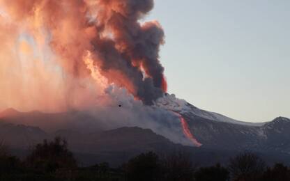 Etna, nube eruttiva alta 9 km: colata di lava raffreddata dal vento