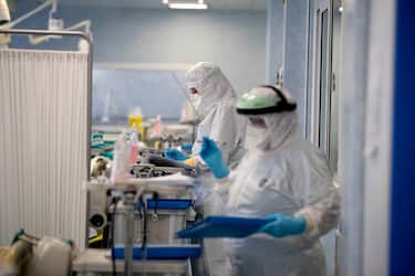 Health workers with the mask inside the intensive care of San Filippo Neri Hospital in Rome, 27 January 2021. ANSA/MASSIMO PERCOSSI