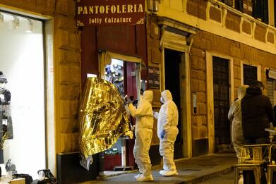Genova, donna uccisa in centro: aggredita nel suo negozio di pantofole