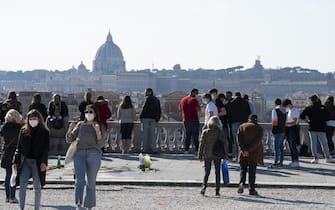 Misure anti-assembramenti al Pincio nel cuore di Villa Borghese a Roma, 20 febbraio 2021. ANSA/CLAUDIO PERI