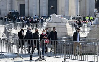 Misure anti-assembramenti in piazza del Popolo a Roma, 20 febbraio 2021. ANSA/CLAUDIO PERI