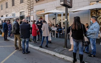 People queuing outside a restaurant on via Leone IV in the Prati district, in Rome, Italy, 20 February 2021.
ANSA/ALESSANDRO DI MEO