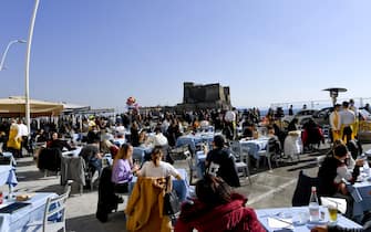 Restaurants full of customers and crowds of passers-by on the waterfront before the return of Campania region to the orange zone due to the surge in Covid-19 infections, in Naples, southern Italy, 20 February 2021. ANSA/CIRO FUSCO