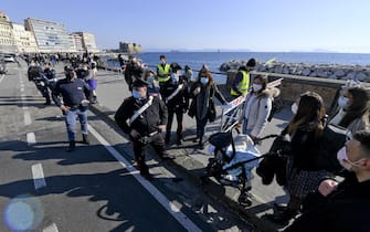 The barriers placed by law enforcement officers on the sidewalk in via Caracciolo to stem the gathering of pedestrians who, thanks to the beautiful sunny day, have crowded the seaside since the morning, in Naples, southern Italy, 20 February 2021. ANSA/CIRO FUSCO