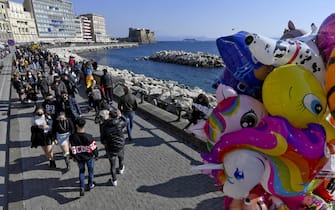Persone sul lungomare a Napoli Restaurants full of customers and crowds of passers-by on the waterfront before the return of Campania region to the orange zone due to the surge in Covid-19 infections, in Naples, southern Italy, 20 February 2021. ANSA/CIRO FUSCO