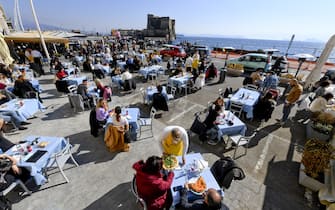 Restaurants full of customers and crowds of passers-by on the waterfront before the return of Campania region to the orange zone due to the surge in Covid-19 infections, in Naples, southern Italy, 20 February 2021. ANSA/CIRO FUSCO