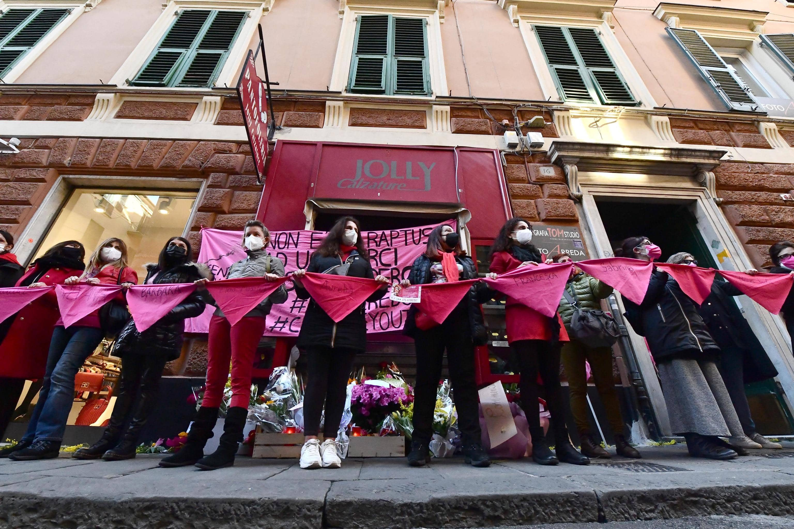 Un momento della manifestazione organizzata dal Centro Antiviolenza sulle Donne Mascherona, davanti al negozio dove  Clara e' stata uccisa dall'ex compagno a coltellate. Genova, 20 febbraio 2021.
ANSA/LUCA ZENNARO