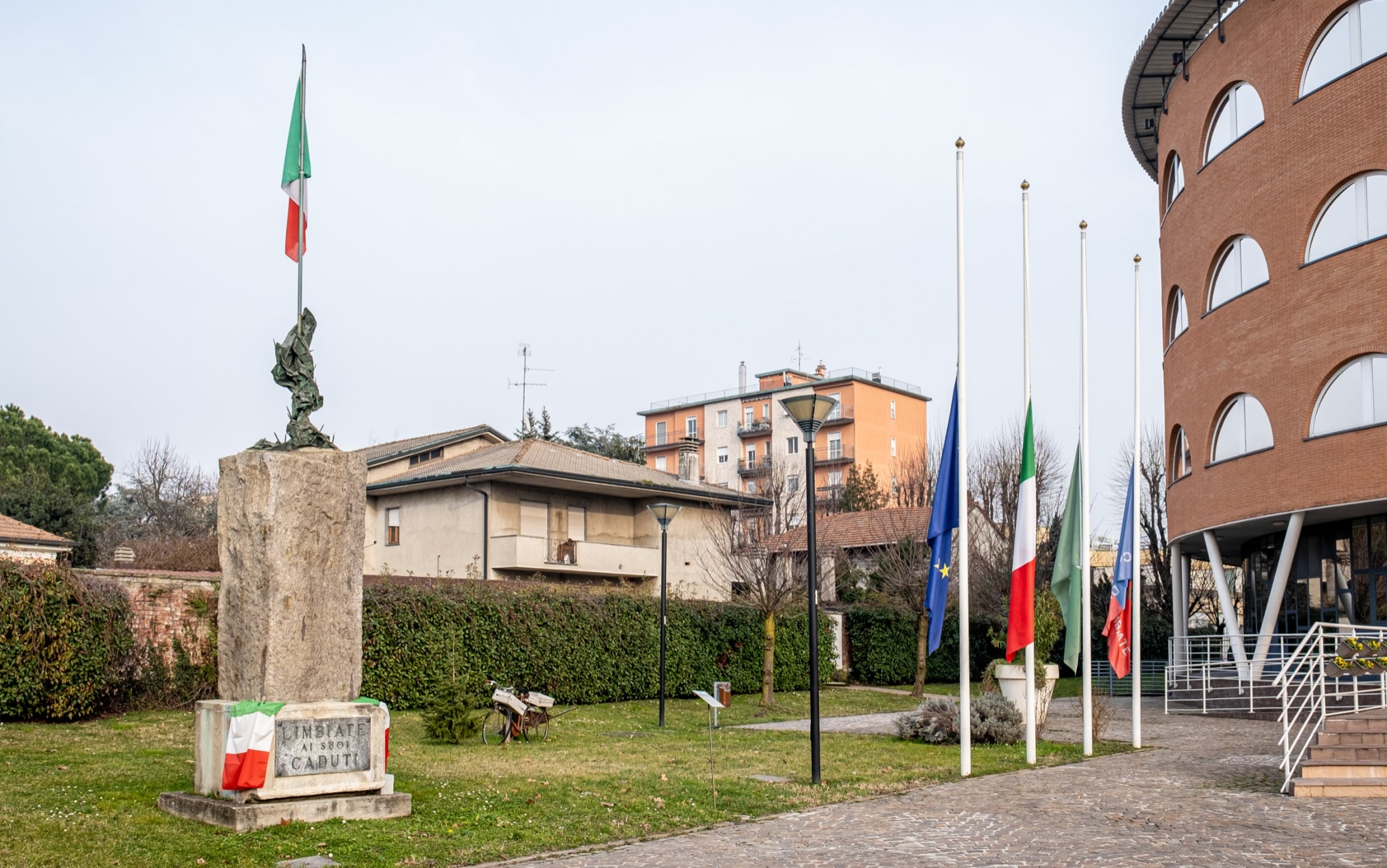 Bandiere a mezz'asta al Comune di Limbiate. Luca Attanasio era originario della cittadina brianzola bandiere lutto limbiate luca attanasio congo