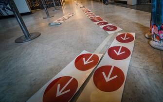 I preparativi dei percorsi di sicurezza per la riapertura del 2 giugno del Museo Archeologico Nazionale di Napoli. Napoli 1 Giugno 2020. ANSA/CESARE ABBATE/