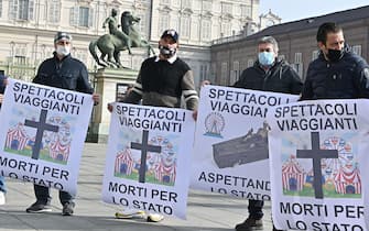 Un momento della manifestazione dei lavoratori del settore cultura 'Torniamo a fare spettacolo', organizzata da Slc-Cgil, Fistel-Cisl e Uilcom-Uil Piemonte in piazza castello a Torino, 23 febbraio 2021 ANSA/ALESSANDRO DI MARCO