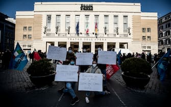 Un momento della manifestazione ÒUn anno senza eventiÓ dei lavoratori nello spettacolo davanti il Teatro dellÕOpera, Roma, 22 febbraio 2021. ANSA/ANGELO CARCONI