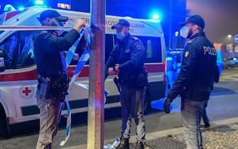 Agenti della polizia e della Scientifica sul luogo dove un uomo che  ha aggredito dei passanti per strada, armato di un grosso coltello, è stato ucciso dagli agenti intervenuti a  Milano,  23 Febbraio,  2021. 
ANSA/Andrea Fasani