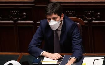 Il ministro della Salute, Roberto Speranza, vota gli emendamenti sulle nuove disposizioni alla situazione Covid-19 a Montecitorio, Roma 24 febbraio 2021.   MAURIZIO BRAMBATTI/ANSA