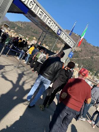 Alagia da Como Sensi unici per i pedoni nel centro di Como, fila all'imbarcadero per i traghetti e gli aliscafi, paralizzata tratti per l'eccessivo affollamento anche la Greenway del Lago, la camminata di 11 chilometri tra i borghi della sponda occidentale. La città lacustre è stata una delle mete prese d'assalto oggi in Lombardia, per l'ultima gita prima del ritorno in zona arancione, 28 febbraio 2021. ANSA/MARISA ALAGIA
