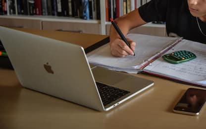 Povertà educativa digitale: 29,3% ragazzi non sa scaricare file scuola