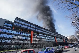 Squadre dei vigili del fuoco e forze dell'ordine intervengono per spegnere l'incendio che si è sviluppato agli ultimi piani dell'ex centro direzionale Fiat di Torino, all'angolo tra corso Ferrucci e corso Peschiera, Torino, 2 marzo 2021. Sul posto stanno intervenendo i vigili del fuoco e i carabinieri. Non ci sarebbero feriti. Torino 02 marzo 2021 ANSA/TINO ROMANO