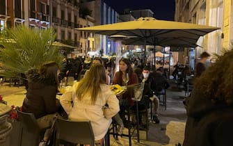 Locali affollati dopo le 18 a Cagliari nel primo giorno della Sardegna in zona bianca, 1 marzo 2021.
ANSA/ STEFANO AMBU