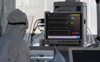 Operatore sanitario davanti a un monitor in ospedale