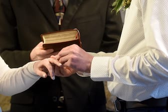 Lo scambio di anelli di una coppia durante il matrimonio