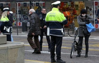 Controlli da parte della polizia locale sui documenti di autocertificazione per spostamento in piazza Garibaldi a Padova, 13 Marzo 2020.  ANSA/NICOLA FOSSELLA