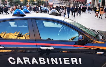 Interventi e sanzioni dei carabinieri a Milano per feste clandestine in abitazione e assembramenti per strada, 13 marzo 2021.
ANSA/ CARABINIERI
+++ ANSA PROVIDES ACCESS TO THIS HANDOUT PHOTO TO BE USED SOLELY TO ILLUSTRATE NEWS REPORTING OR COMMENTARY ON THE FACTS OR EVENTS DEPICTED IN THIS IMAGE; NO ARCHIVING; NO LICENSING +++