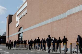 People queue at a supermarket before the new coronavirus measures come into force in Rome, Italy, 13 March 2021. ANSA/GIUSEPPE LAMI 

