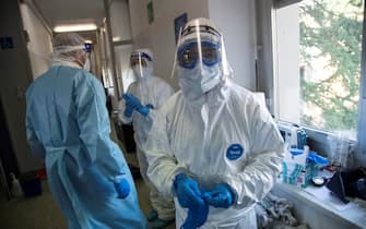 Alcuni operatori sanitari indossano tute protettive per proteggersi dal coronavirus