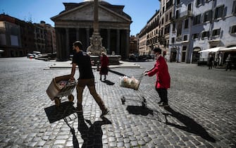 People walk in the Pantheon square during the new lockdown for emergency of the Coronavirus Covid-19 pandemic in Rome, Italy, 15 March 2021. ANSA/ANGELO CARCONI