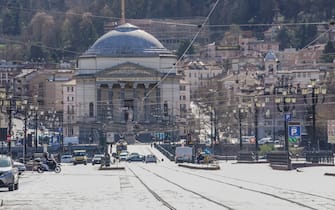 Strade e piazze deserte al passaggio in zona rossa del Piemonte Torino 15 marzo 2021 ANSA/TINO ROMANO 
