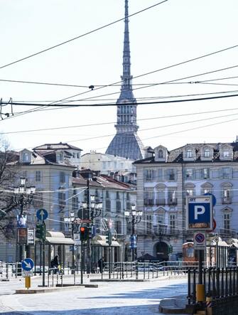 Strade e piazze deserte al passaggio in zona rossa del Piemonte Torino 15 marzo 2021 ANSA/TINO ROMANO 