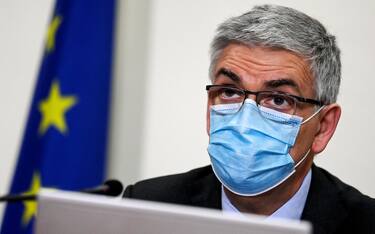 Covid, Brusaferro: "Teniamo duro e l'estate potrà essere diversa"
