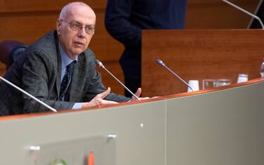 Covid, Iss: “Incidenza e Rt in calo”. Rezza invita alla prudenza