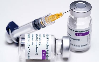 Covid, sospensione AstraZeneca rallenta campagna vaccinale: i numeri