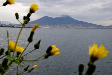 Maltempo, Vesuvio innevato e temperature giù in provincia di Napoli
