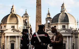 Italian Carabinieri police officers carry out checks in the Piazza del Popolo during the new lockdown for emergency of the Coronavirus Covid-19 pandemic in Rome, Rome, Italy, 20 March 2021. ANSA/ANGELO CARCONI